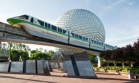 ウォルト・ディズニーランドの EPCOT 館前を通り過ぎるモノレール